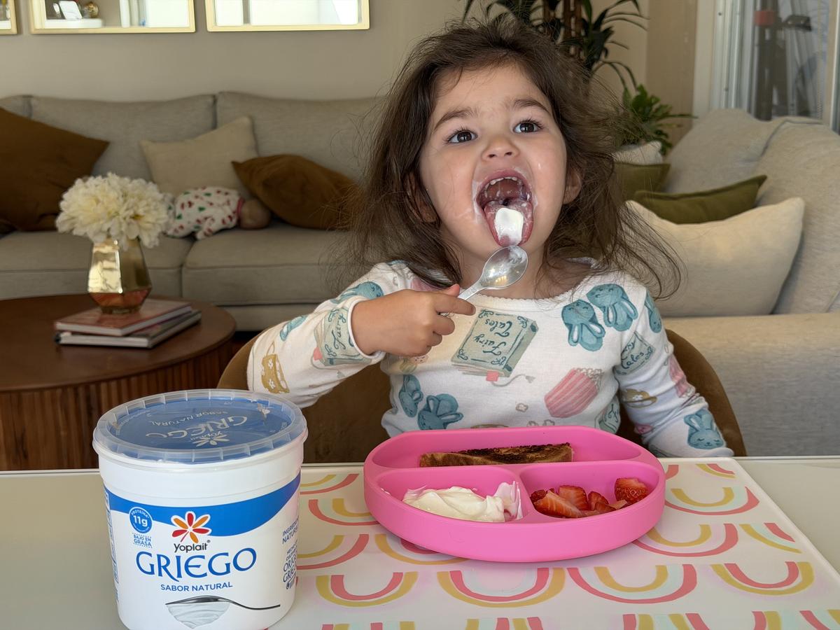 Niña comiendo