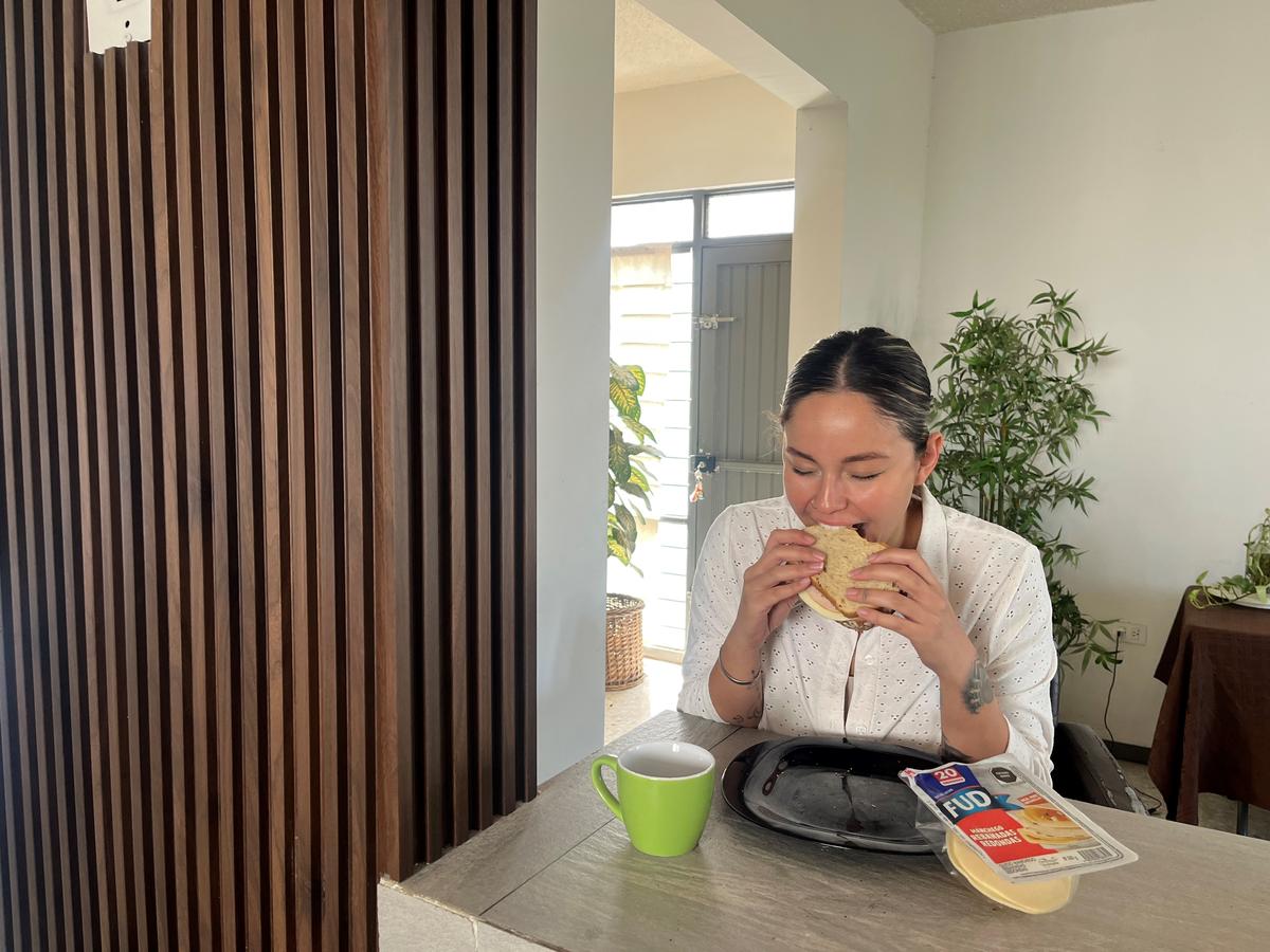 Mujer desayunando