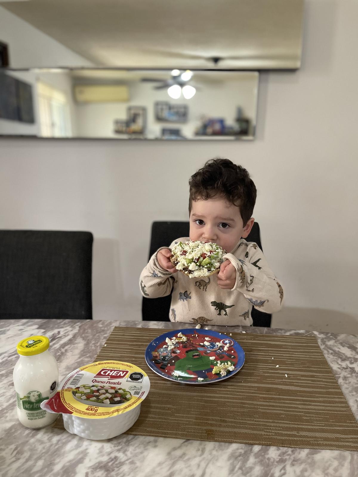 Mujer desayunando